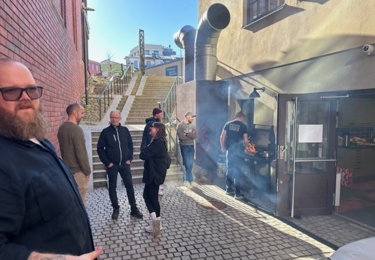 Medlemskrets Norrköping bjuder medlemmar på korv vid bygget utanför Vrinnevisjukhuset.