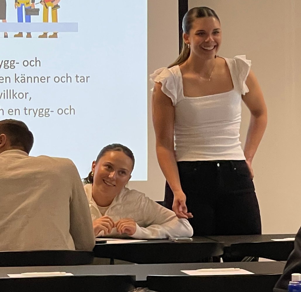 Två leende tjejer