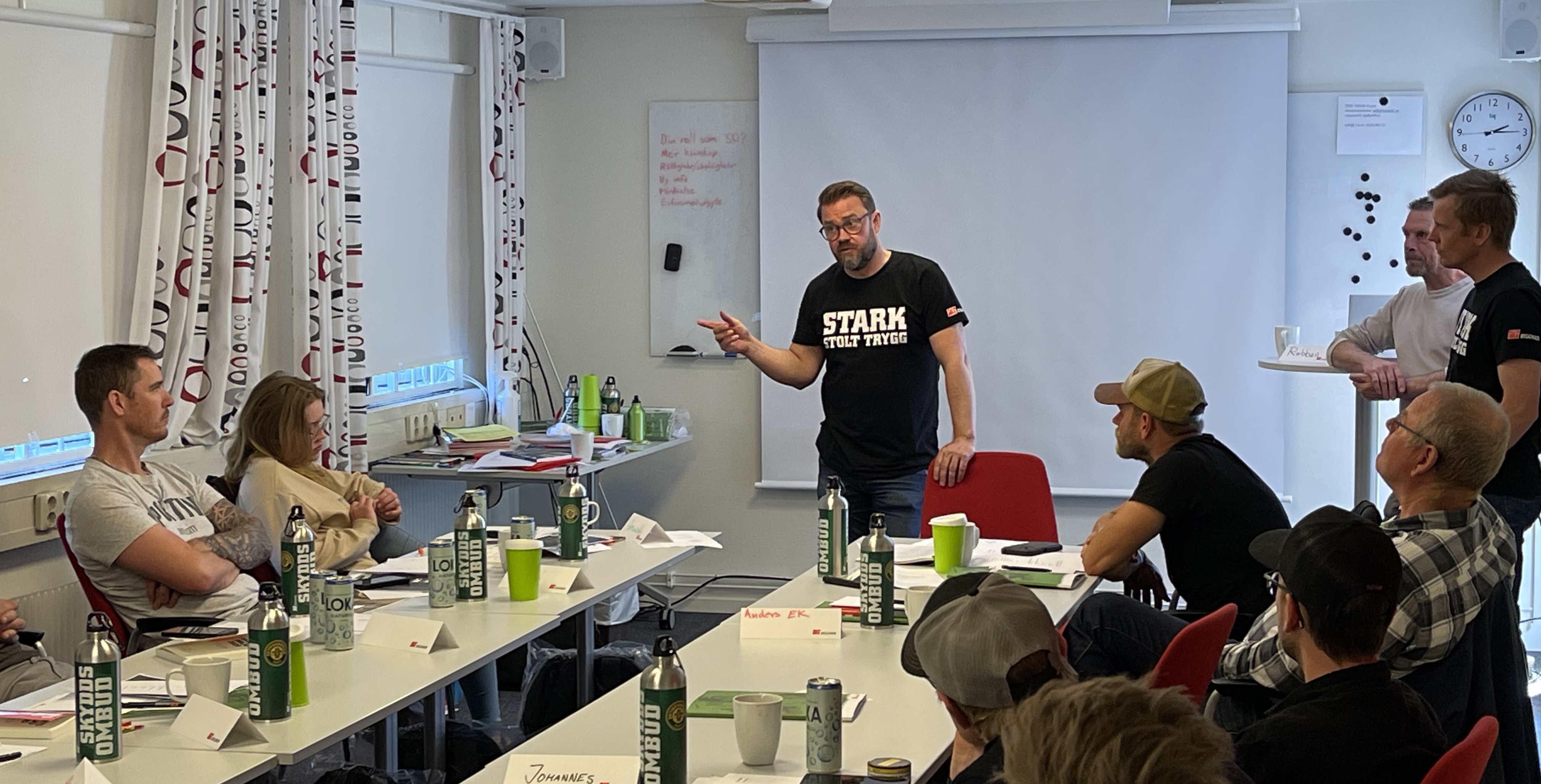 Man pratar inför grupp.