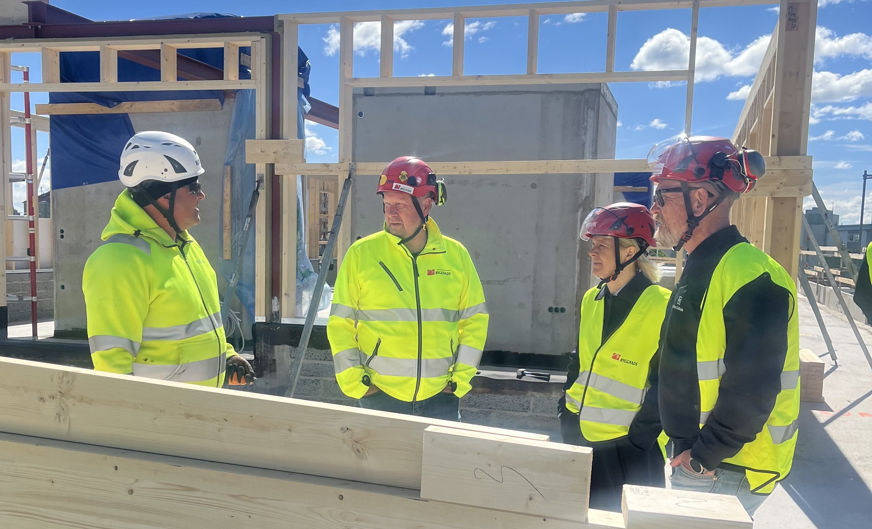 En medlem står och pratar med politiker