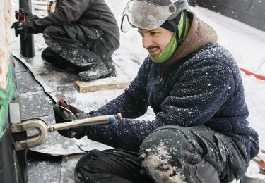 Plåtslagare renoverat tak på vinter