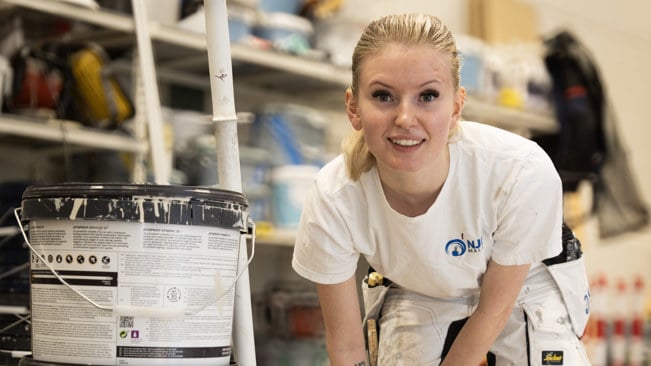 Målare som tittar in i kameran