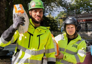 Bild på två byggnadsarbetare