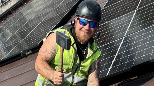 Plåtslagare på tak