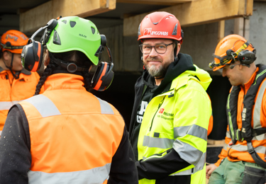 Kim Söderström och byggnadsarbetare