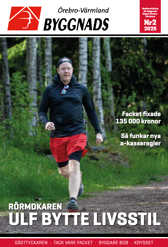 Medlem som springer i skogen