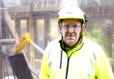 "Kolla alltid att ställningen är besiktad och jobba lugnt och sansat. Det är viktigt att komma hem varje dag efter sin arbetsdag. Jobbet är inte allt. Hälsan är viktigare," säger Magnus Karlsson.