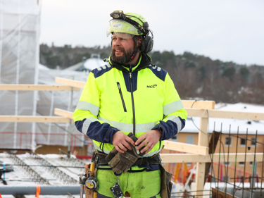 Bild på en medlem på en byggarbetsplats.