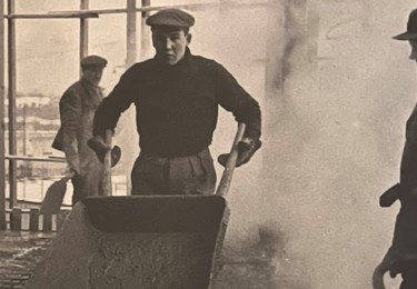 Man med skottkärra från svunnen tid