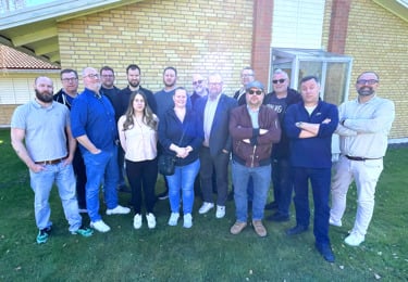 Män och kvinnor som ser in i kameran.