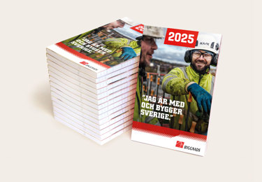 Bild på en hög med kalendrar med byggnadsarbetare på framsidan