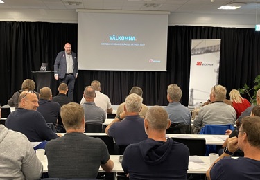 Man på scen inför flera personer.