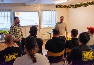 Två män pratar inför publik.