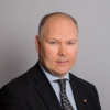 Grå bakgrund och en person.