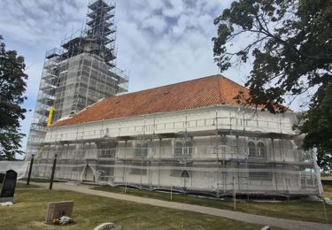 Kyrka med byggnads ställning.
