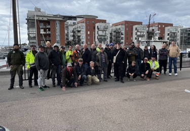 Män på rad vid en kaj.