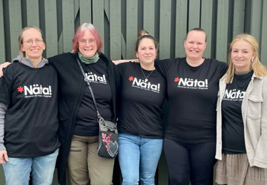 Fem kvinnor i Näta-tröjor.