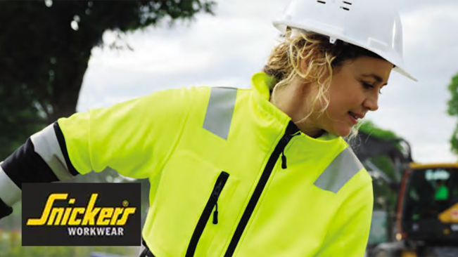 Kvinna i varselkläder. Logga för Snickers workwear.