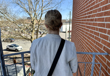 En kvinna fotograferad bakifrån