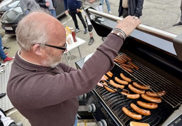 Man som grillar korv