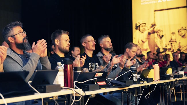 Grupp män samlade i kongressal
