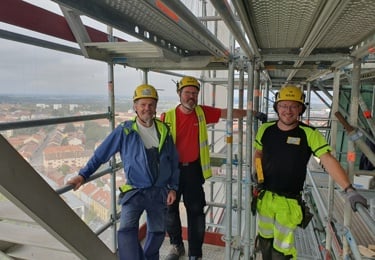 Byggnads Öst på arbetsplatsbesök uppe på ställningen på Domkyrkan i Linköping