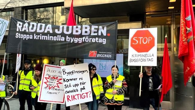 Personer som håller i skyltar.