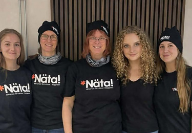 Fem kvinnor med Näta tröjor.