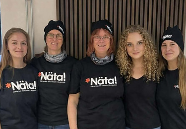Fem kvinnor i Näta-tröjor.