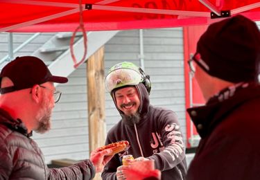 Medlemskrets Norrköping bjuder medlemmar på korv vid bygget utanför Vrinnevisjukhuset.