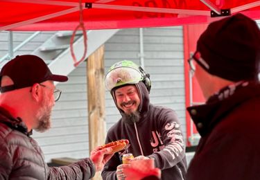 Medlemskrets Norrköping bjuder medlemmar på grillad korv vid en byggarbetsplats