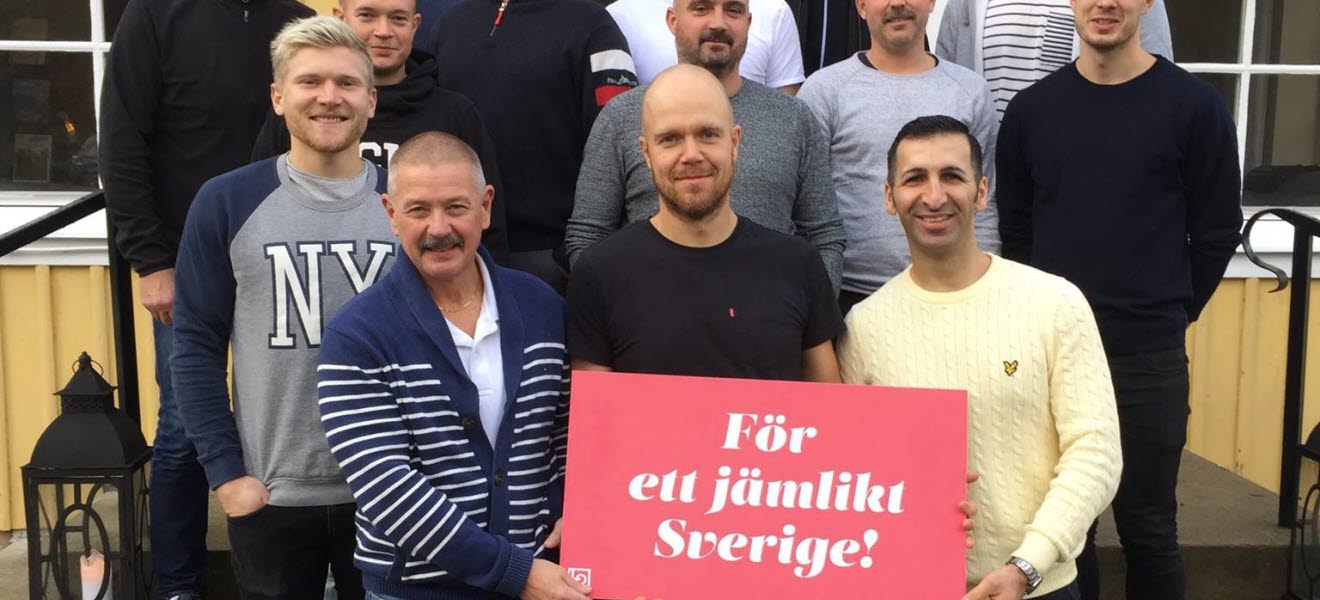Personer med skylt med budskapet För ett jämlikt Sverige!