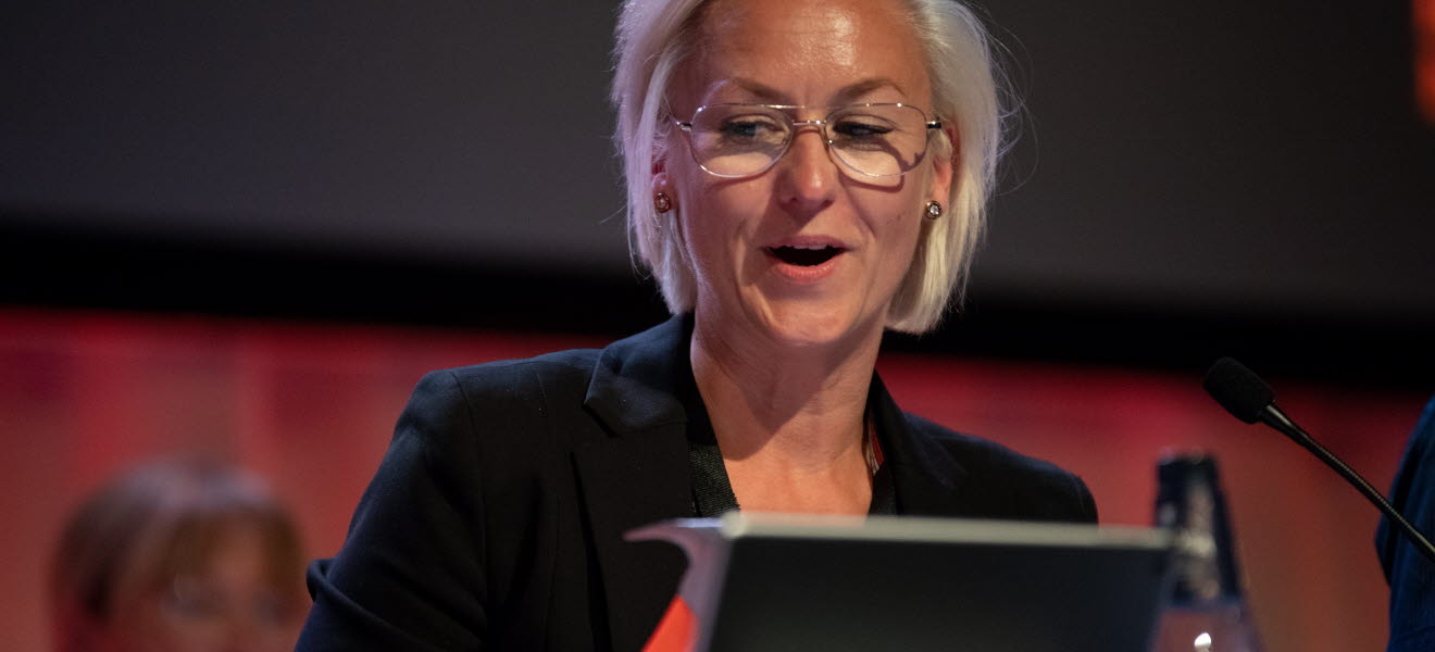 Anette Myrvold höll, som mötesordförande för Byggnads kongress, i beslutshammaren.