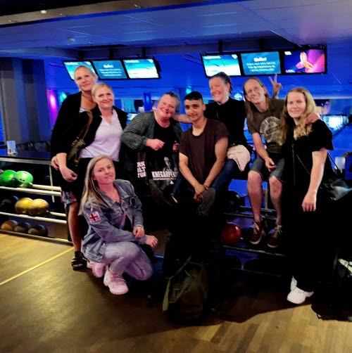 Ett gäng kvinnor på bowlinghall