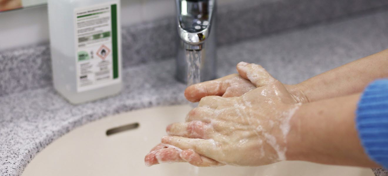 Person som tvättar händerna.
