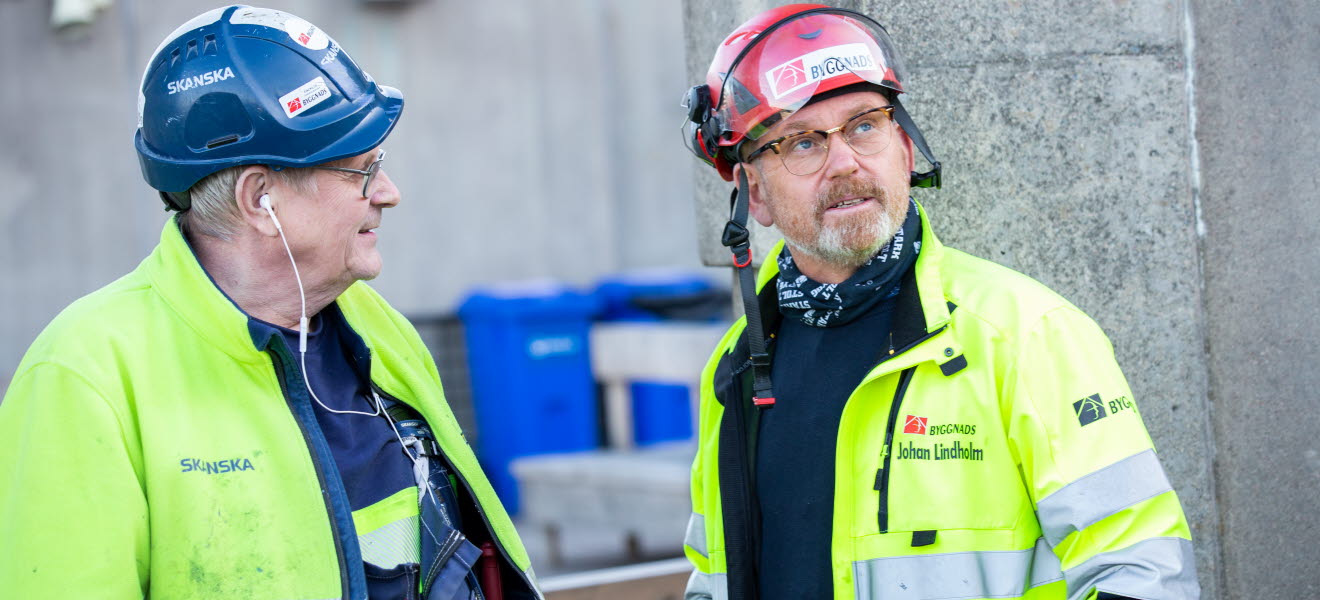 Johan Lindholm i samtal med byggnadsarbetare