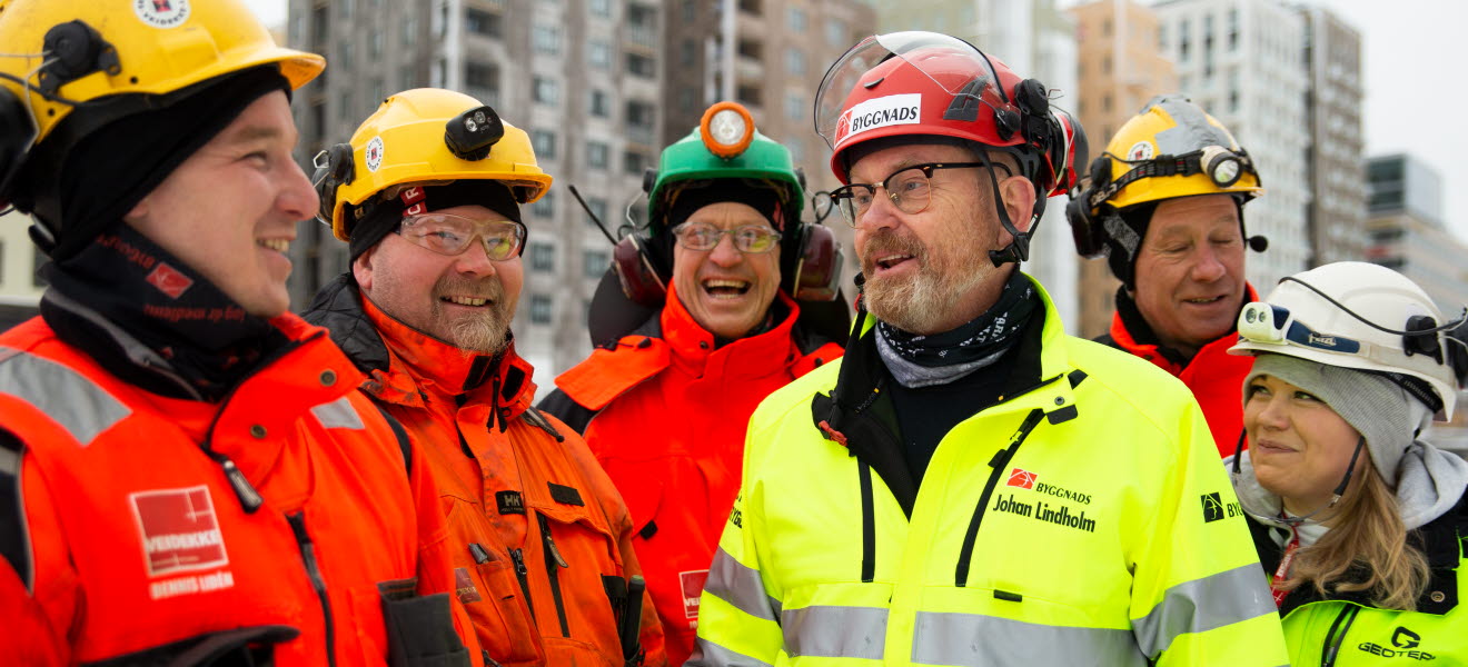 Johan Lindholm pratar med några byggnadsarbetare.