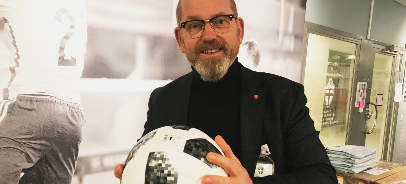 Johan Lindholm med en fotboll.