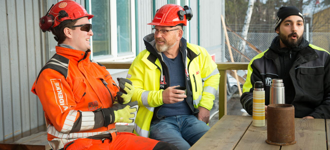 Johan Lindholm med andra byggnadsarbetare