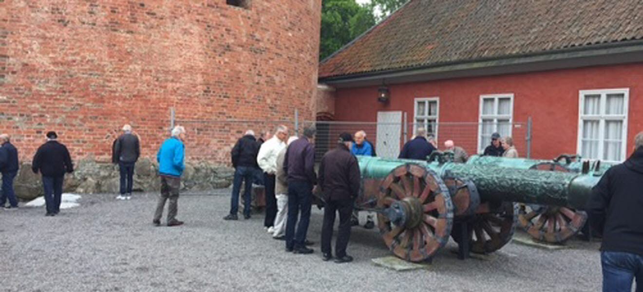 Pensionärerna står vid kanonen utanför Gripsholms slott