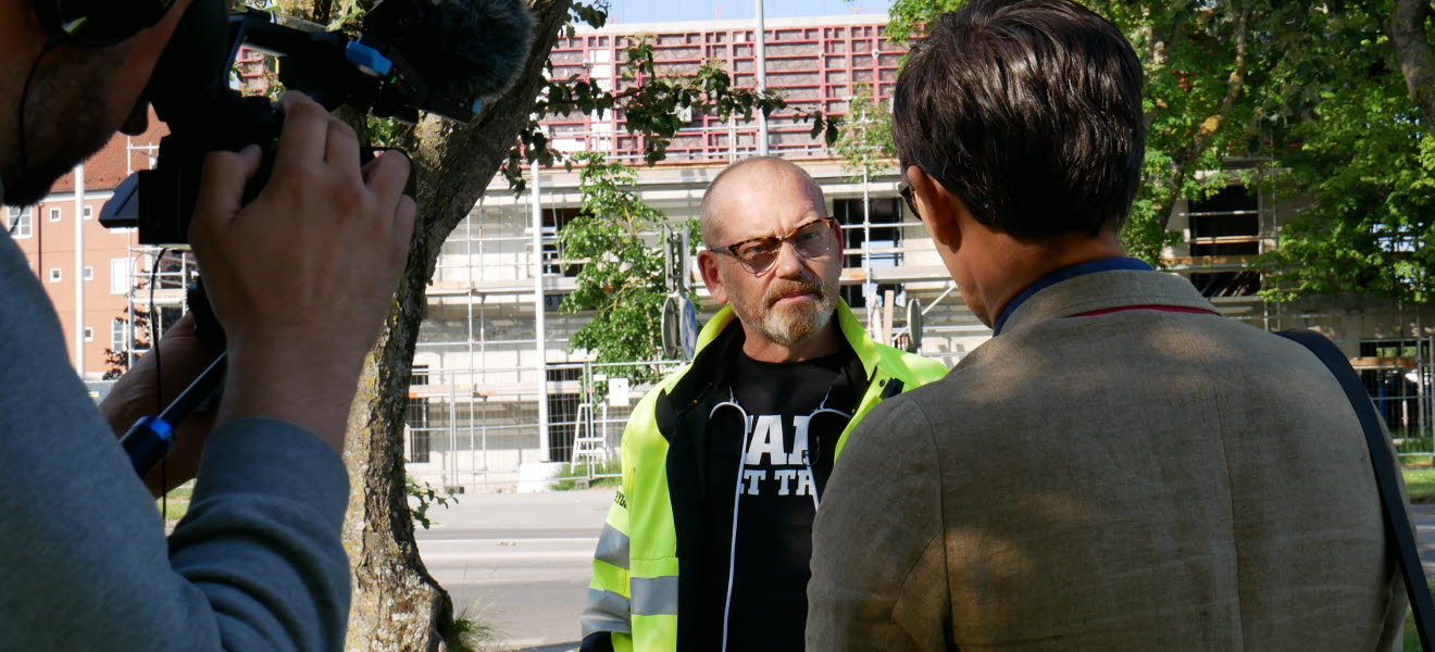 Johan Lindholm intervjuas av en journalist.