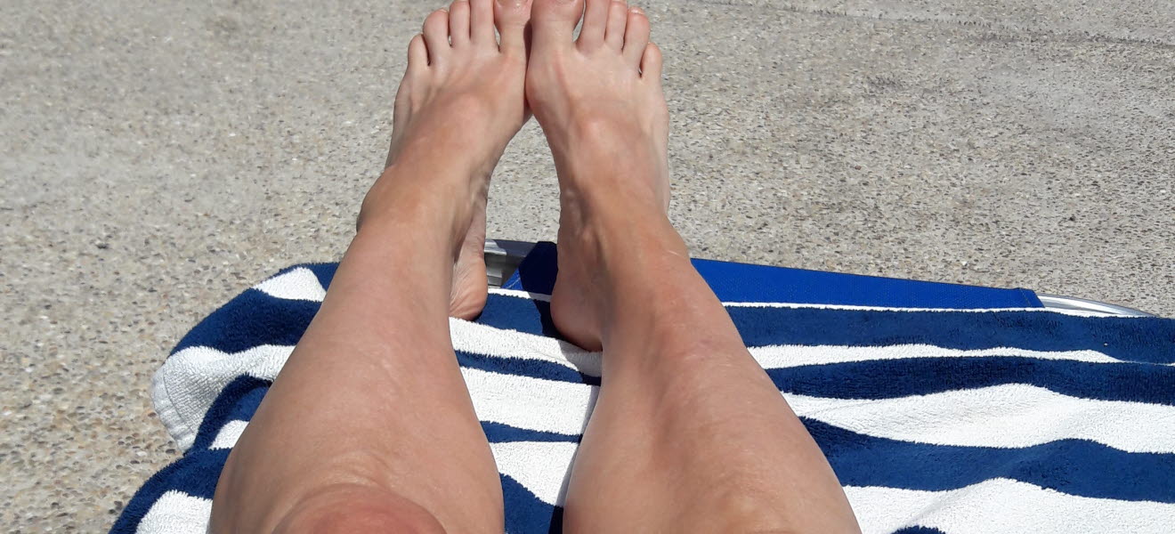 Solbruna ben på stranden
