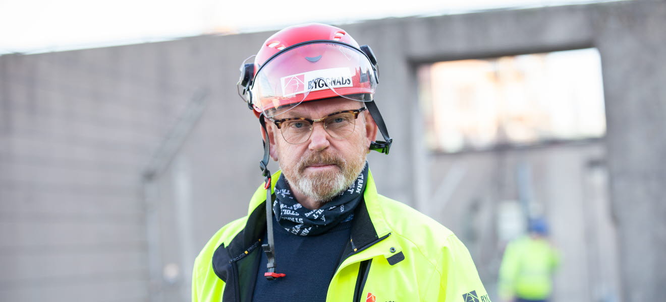 Johan Lindholm på byggarbetsplats.
